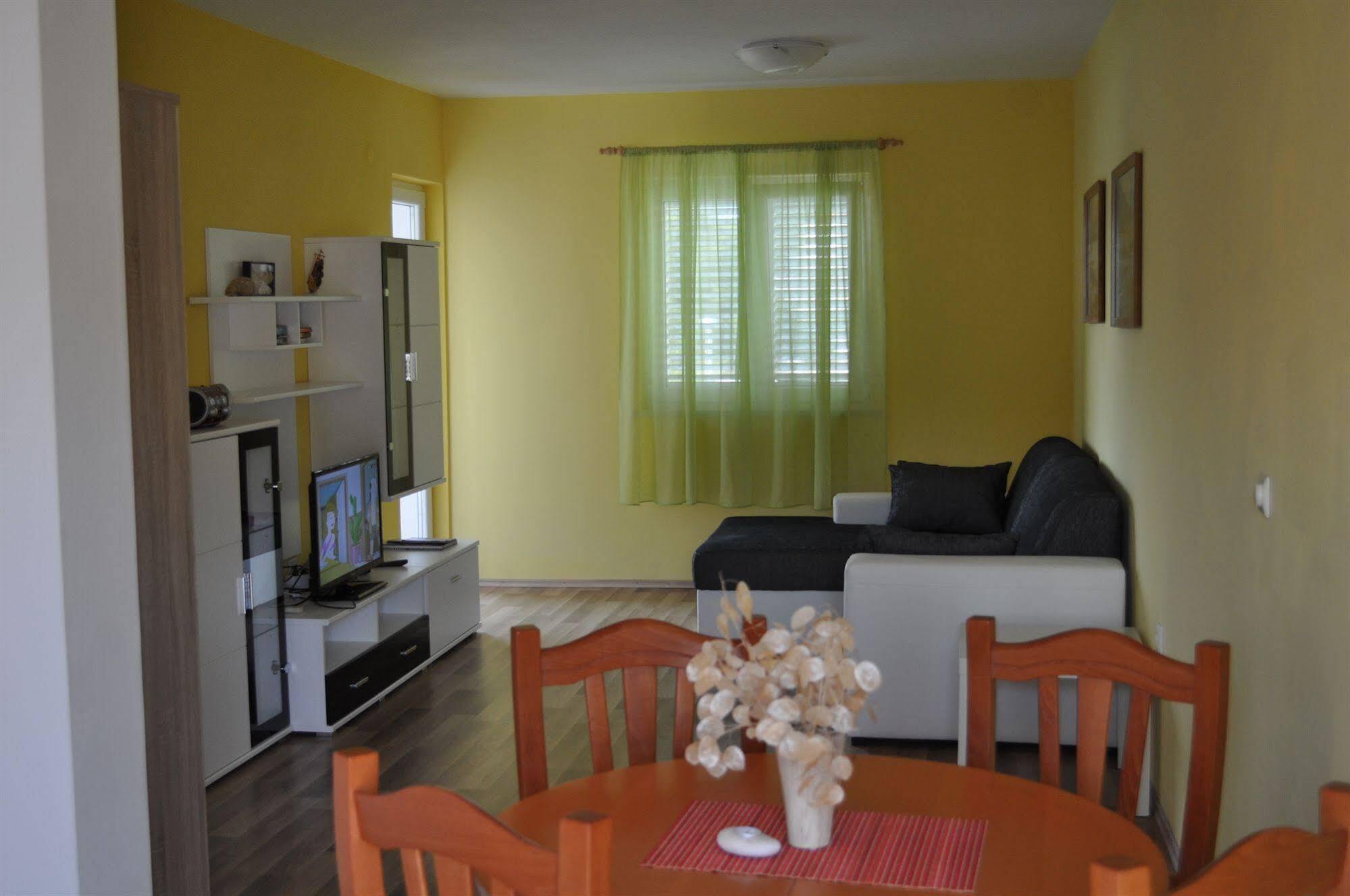 Apartment Apartments Lumbarda Beach